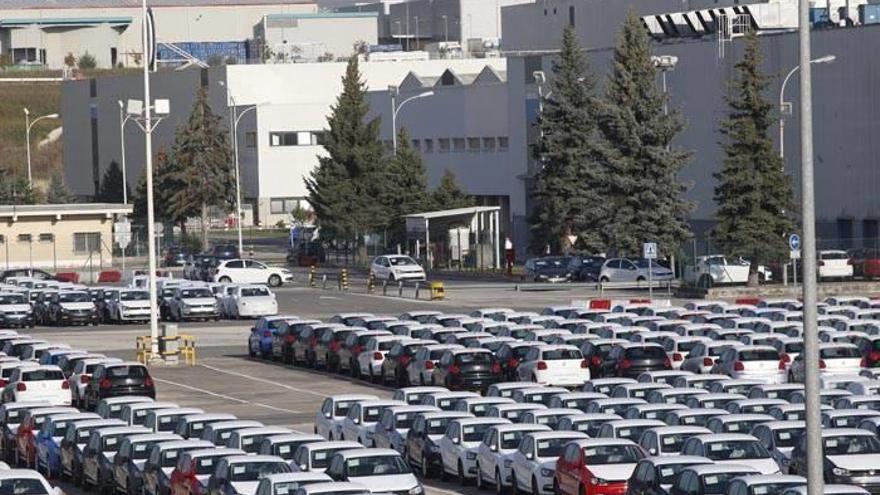 Coches aparcados a las puertas de Volkswagen Navarra.