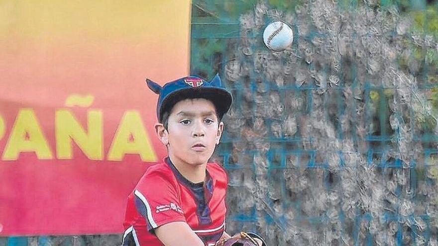 Un jugador trata de pasar la pelota.