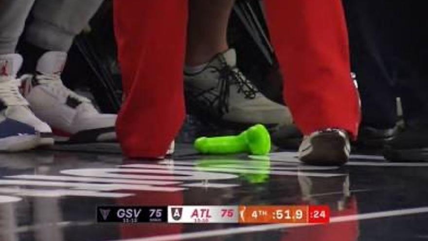 Imagen de uno de los &#039;dildos&#039; lanzados a la cancha.