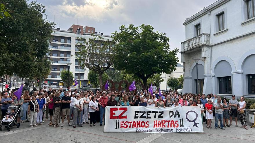 Basauri arropa a la menor víctima de una agresión sexual con una concentración de repulsa