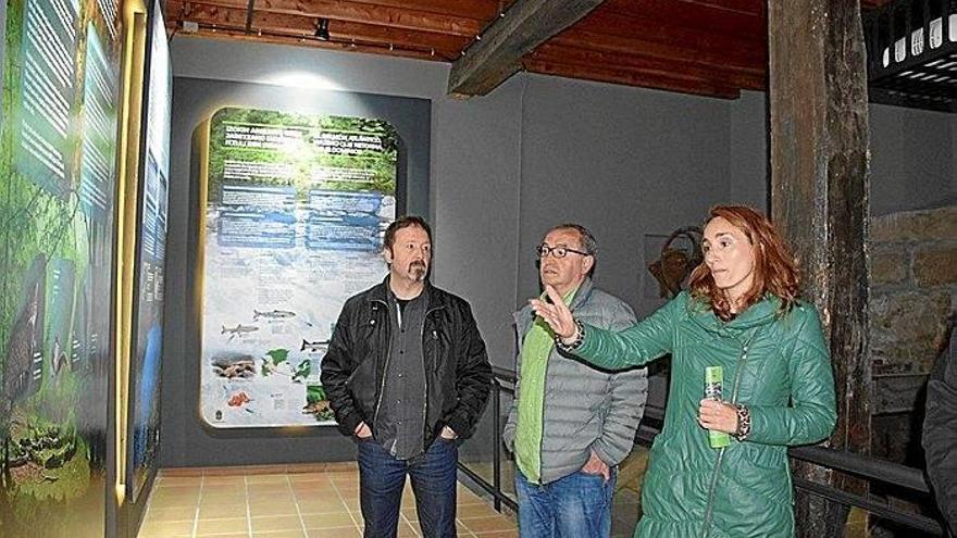 Izaskun Suberbiola de Itsas Gela ofreciendo explicaciones sobre el molino y el río Oiartzun.