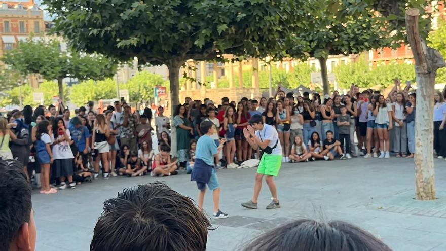 Pamplona se rinde al ‘aura’: jóvenes se reúnen en la Plaza del Castillo para ‘farmear’ carisma