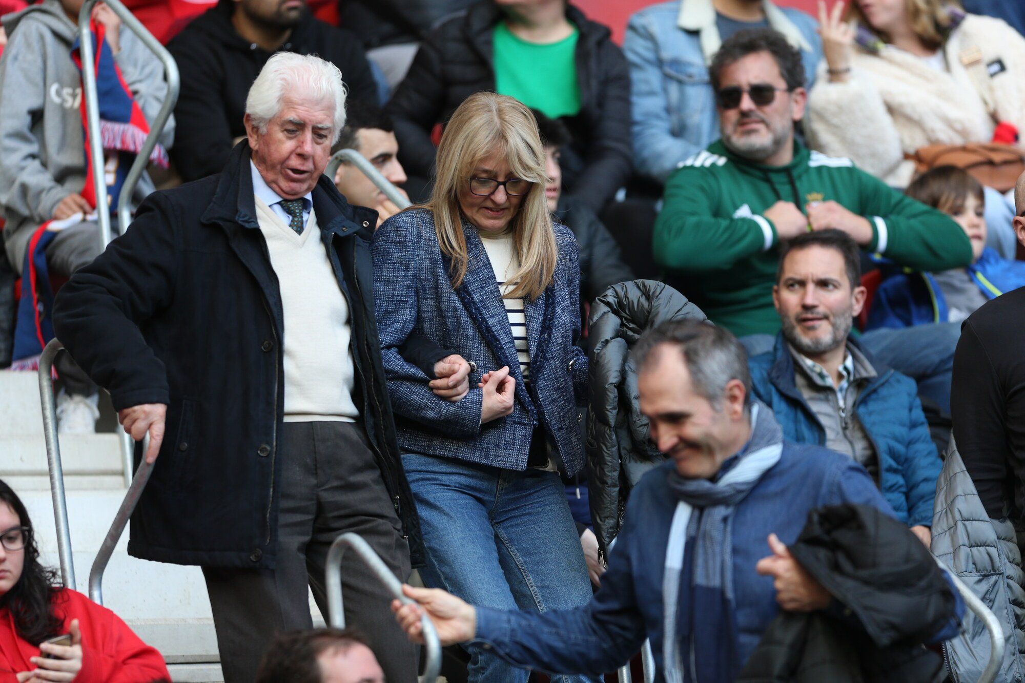 Sol y calor en la grada de El Sadar. ¡Búscate en nuestra galería!