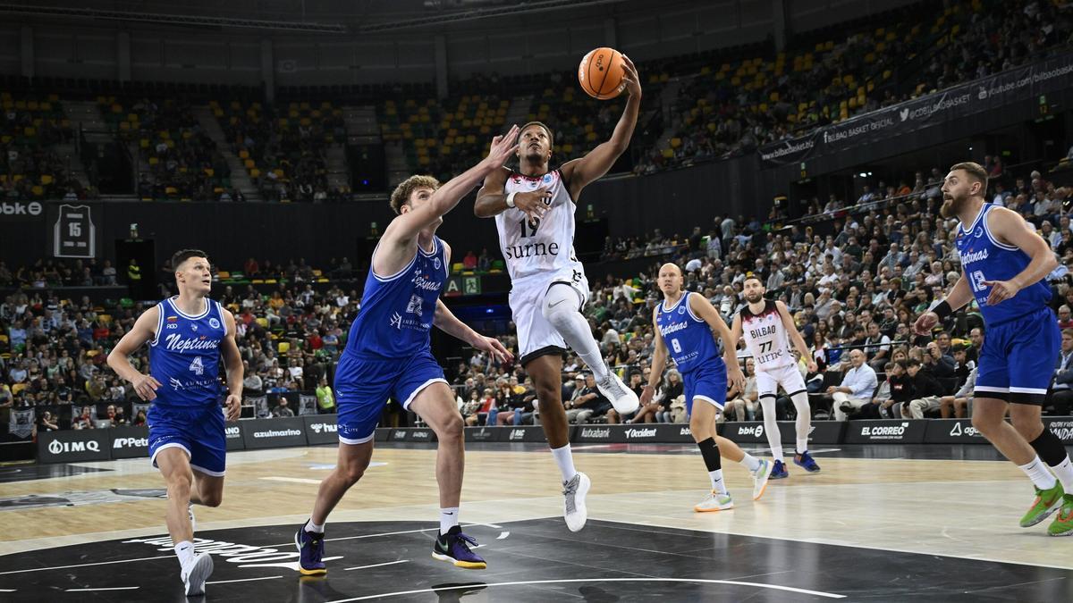Melwin Pantzar penetra a canasta sin que la defensa del Neptunas pueda hacer nada para frenarle.