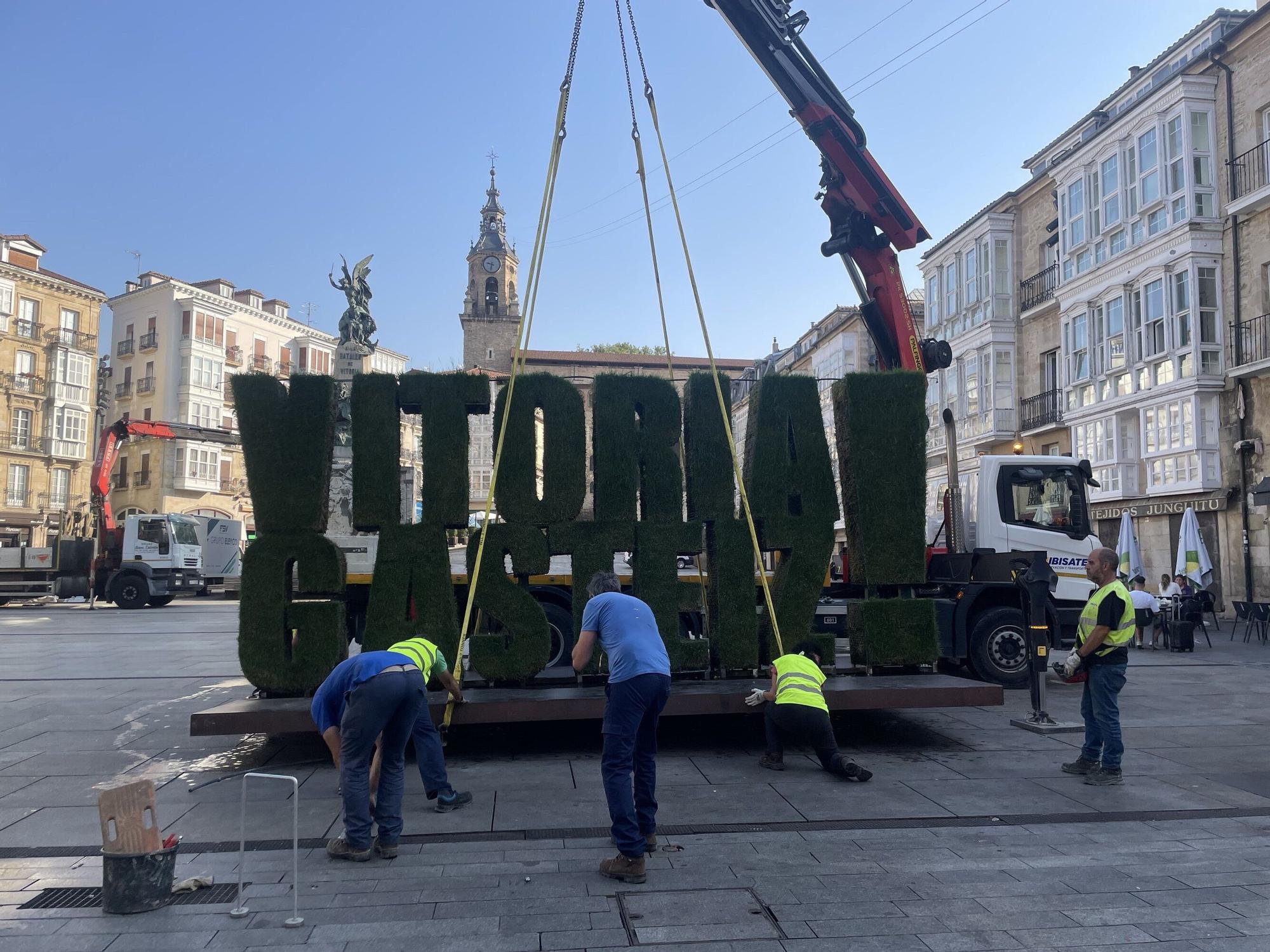 En imágenes: La Virgen Blanca recupera la estatua de musgo vegetal