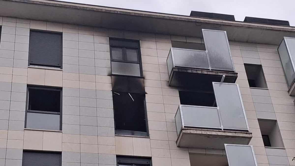 Exterior de la vivienda en la que se produjo el incendio. Exterior de la vivienda en la que se produjo el incendio.