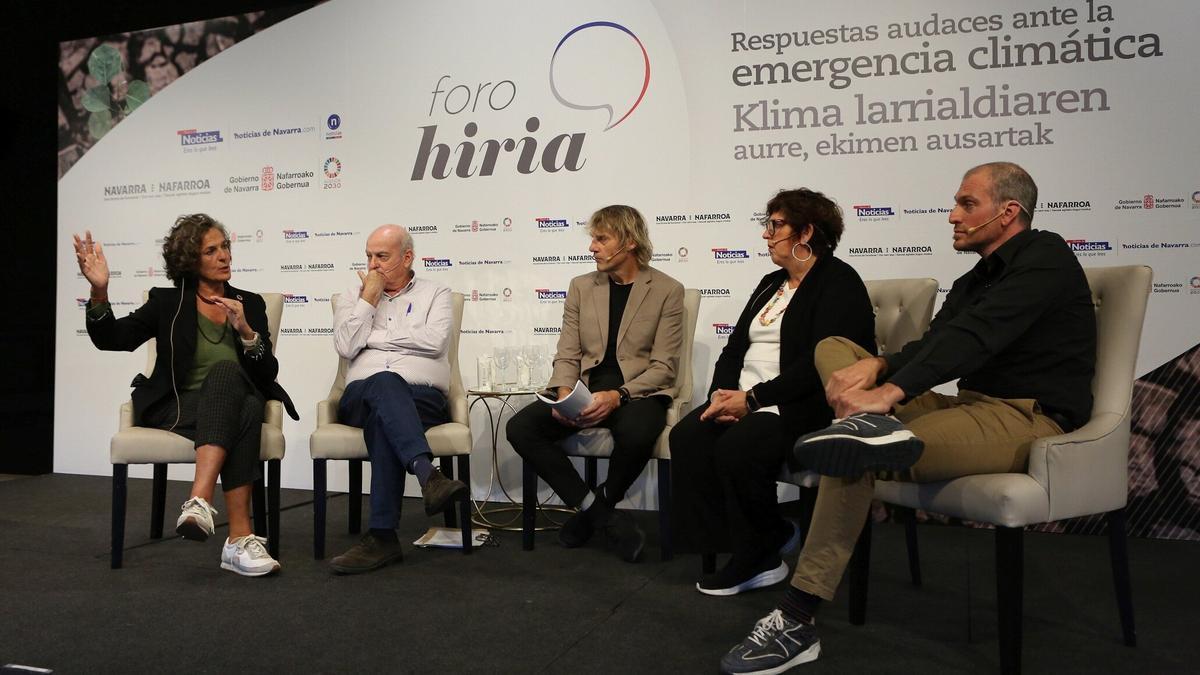 De izquierda a derecha: Itziar Gómez, Julen Rekondo, el presentador Julian Iantzi, María Mar Alonso Martín y Peio Oria, durante el Foro Hiria.
