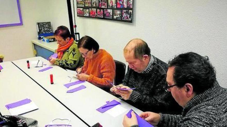 Un momento de la elaboración de materiales para el 8 de marzo. Fotos: cedidas