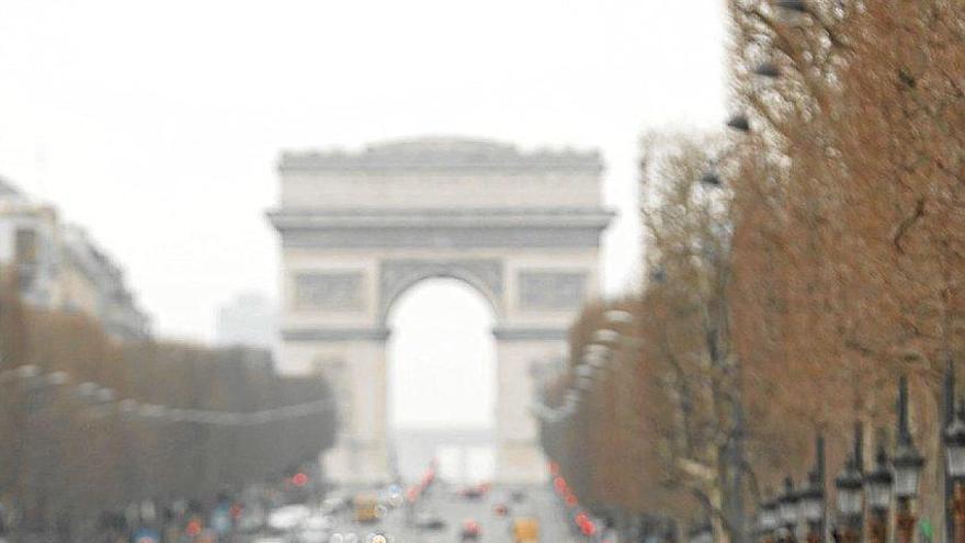 Agentes de la Policía gala realizan un control en los Campos Elíseos de París (Francia). Foto: Efe