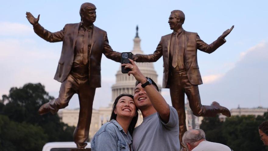 ‘Best Friends Forever’: una estatua de Trump y Epstein cogidos de la mano aparece frente al Capitolio de EE.UU.