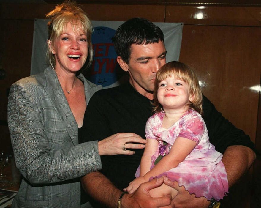 Con Melanie Griffith tuvo a su hija Stella del Carmen.