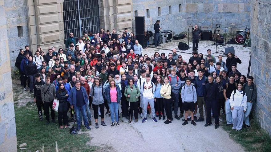 El Drogas deleita a un centenar de alumnos de doce comunidades que visitan el Fuerte de San Cristóbal