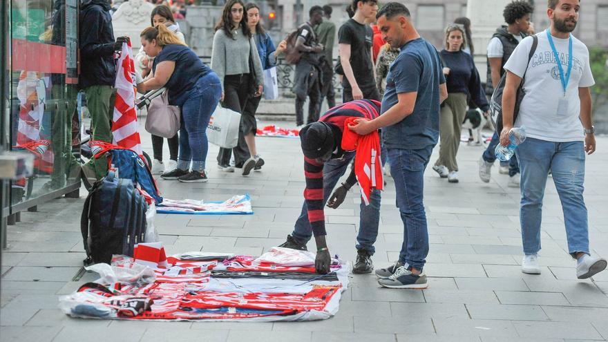 Manteros y ciudadanos se enfrentan a la policía en Bilbao