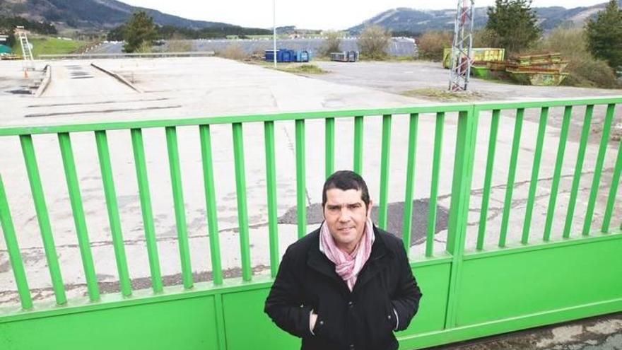 Igor Agirre, alcalde de Mallabia, posa frente al vertedero de la polémica. Foto: Borja Guerrero