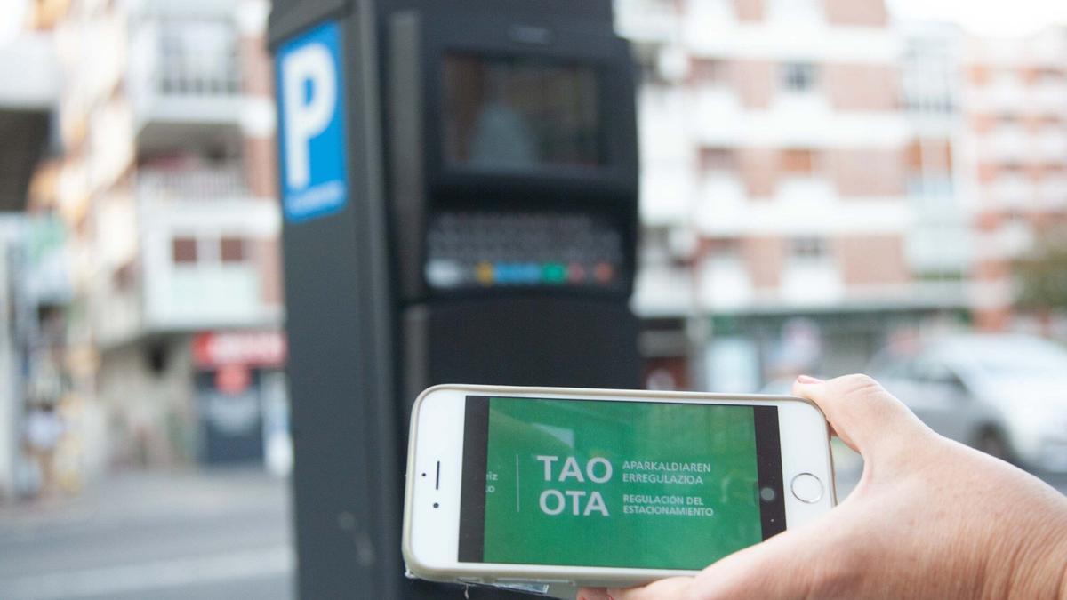 Una conductora utiliza la app de la OTA para pagar su estacionamiento.