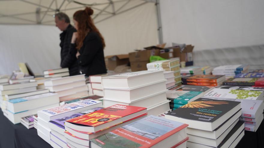 Bilbao se vuelca con el Día del Libro: firmas, charlas y feria en la Plaza de las Mujeres