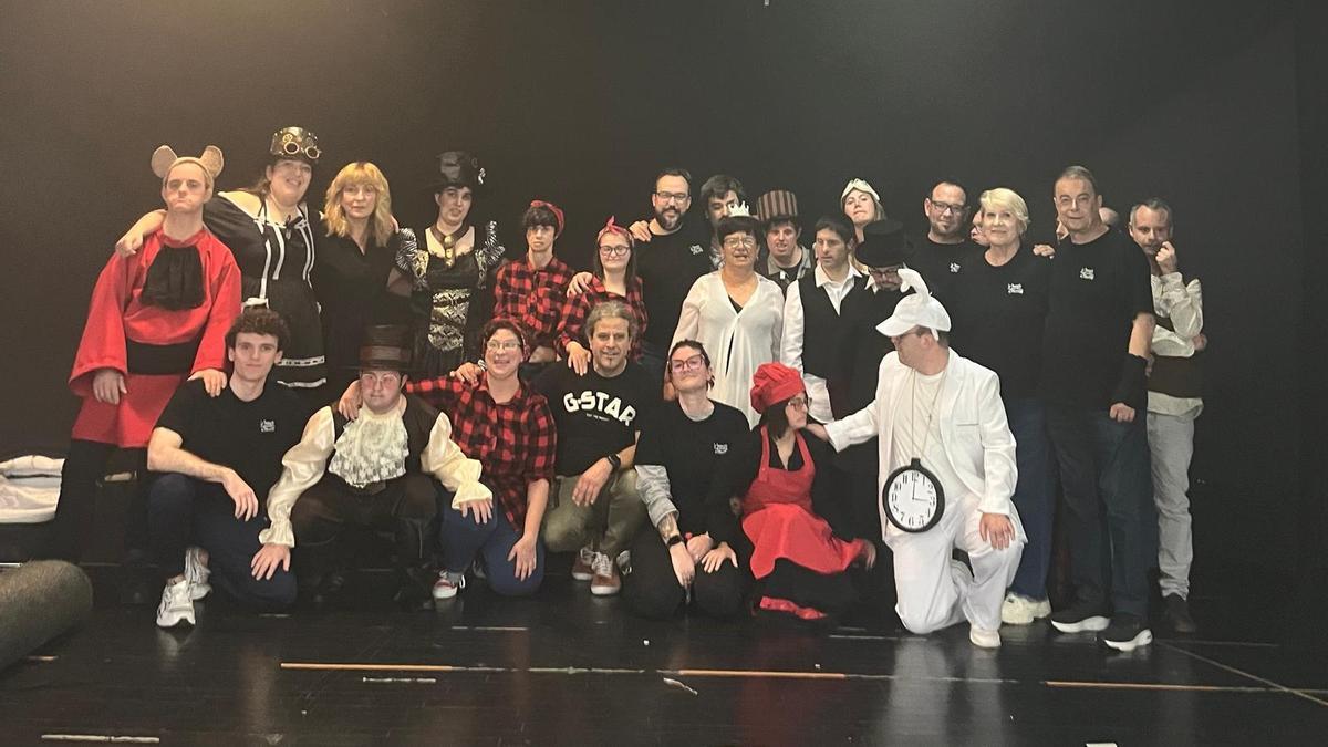 El grupo de teatro irundarra Ezezagunok después de su actuación en Getafe el pasado 16 de noviembre.