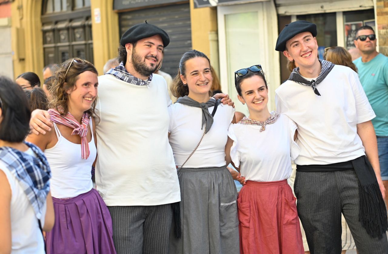 Gran ambiente en el desfile de la Euskal Jira de Irun