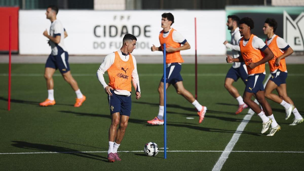 Cristiano Ronaldo realiza ejercicios con el balón durante la concentración con Portugal