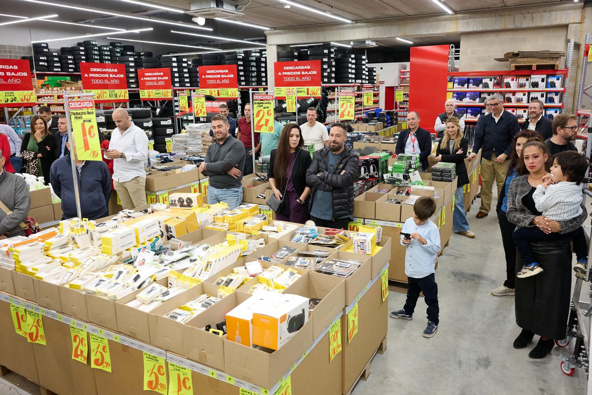 Fotos de la inauguración oficial de la nueva tienda de Carter-Cash en Pamplona