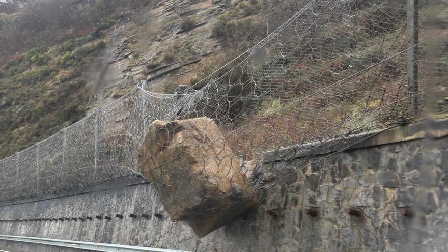 El desprendimiento de una roca de gran tamaño corta un carril de la N-634 entre Zarautz y Getaria