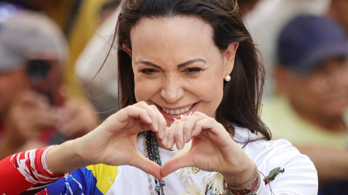 La líder opositora venezolana, María Corina Machado, encabeza una manifestación contra la retoma del mandato del presidente autoritario Maduro.