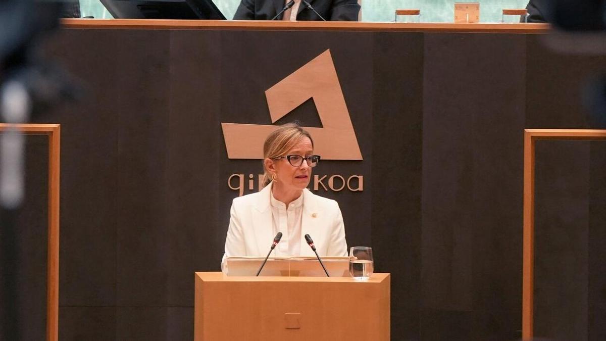 La diputada general de Gipuzkoa, Eider Mendoza, durante su intervención en el pleno de política general.