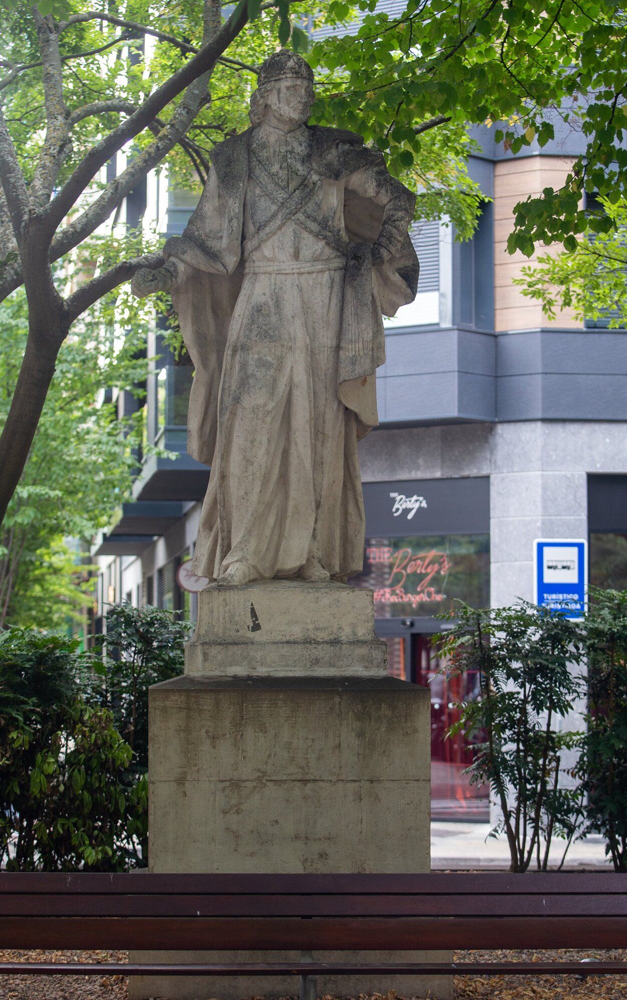 Fotos del inicio de los trabajos de marcaje para el traslado de las estatuas del Paseo de Sarasate