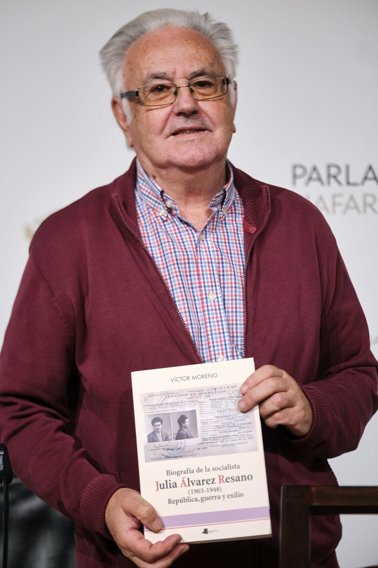 Víctor Moreno, con su libro sobre Julia Álvarez Resano.