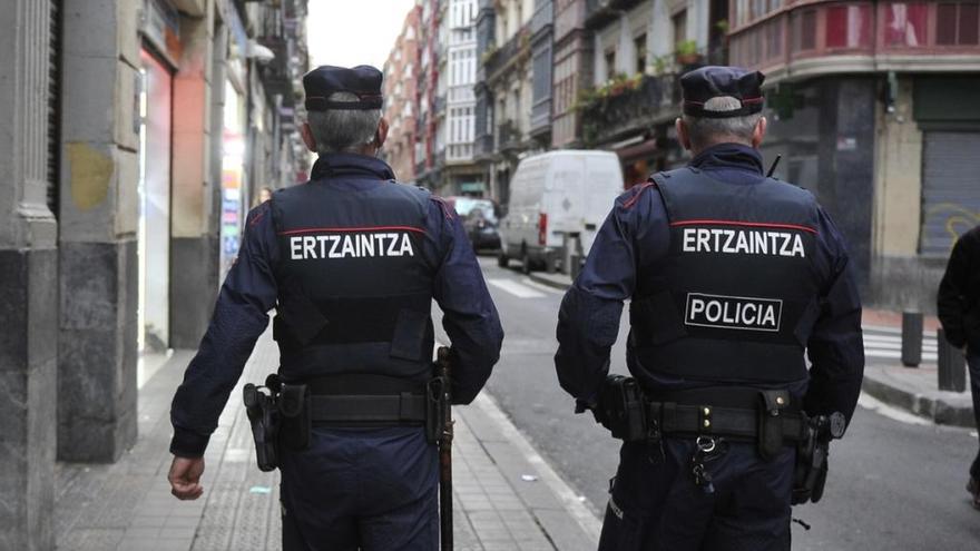 Dos agentes de la Ertzaintza ajenos a esta información.