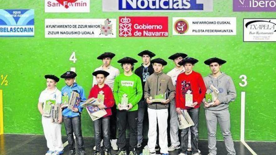 Todos los participantes del torneo, posando tras las finales. Fotos: cedidas
