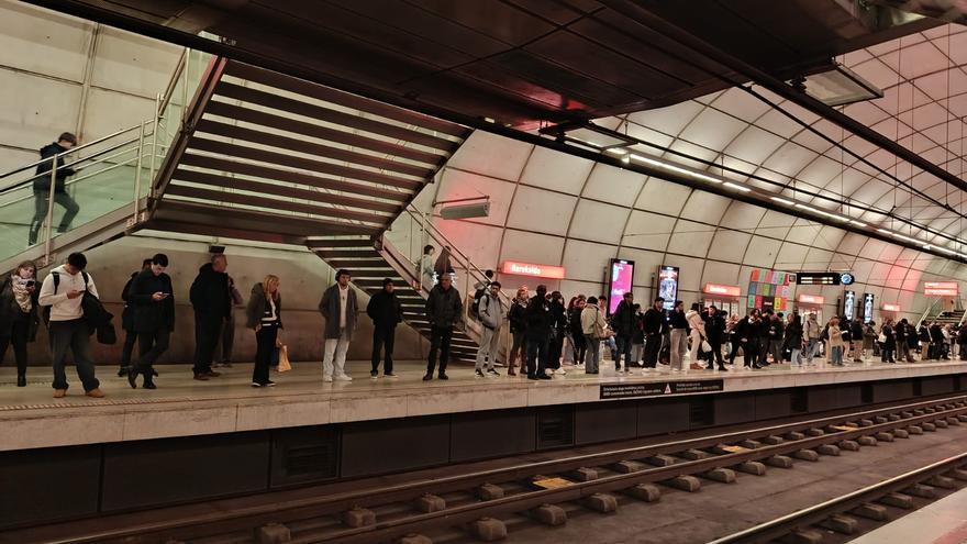 Retrasos generalizados en Metro Bilbao dirección Plentzia y Kabiezes
