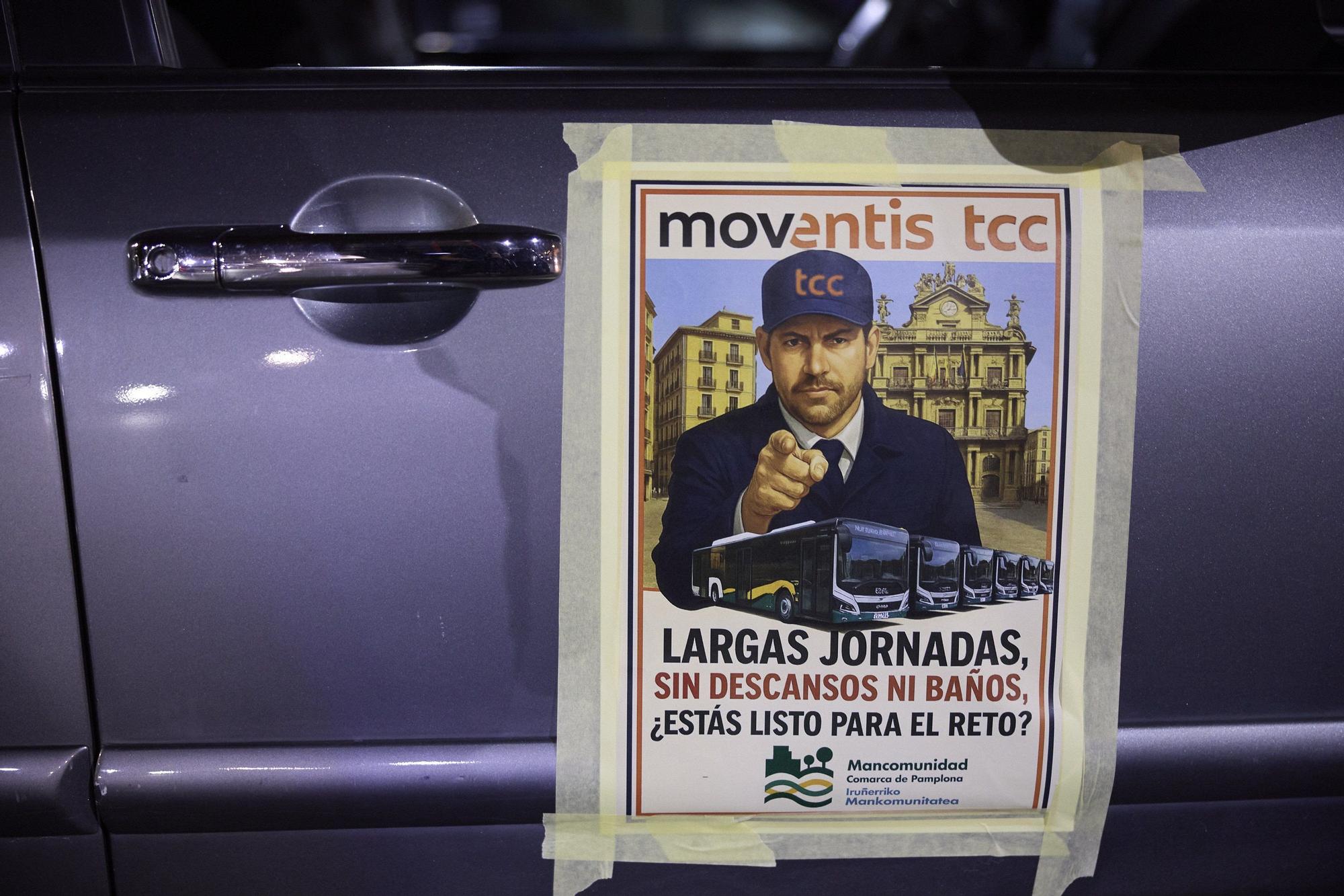 Caravana de coches de trabajadores de villavesas que exigen desatascar la negociación del convenio