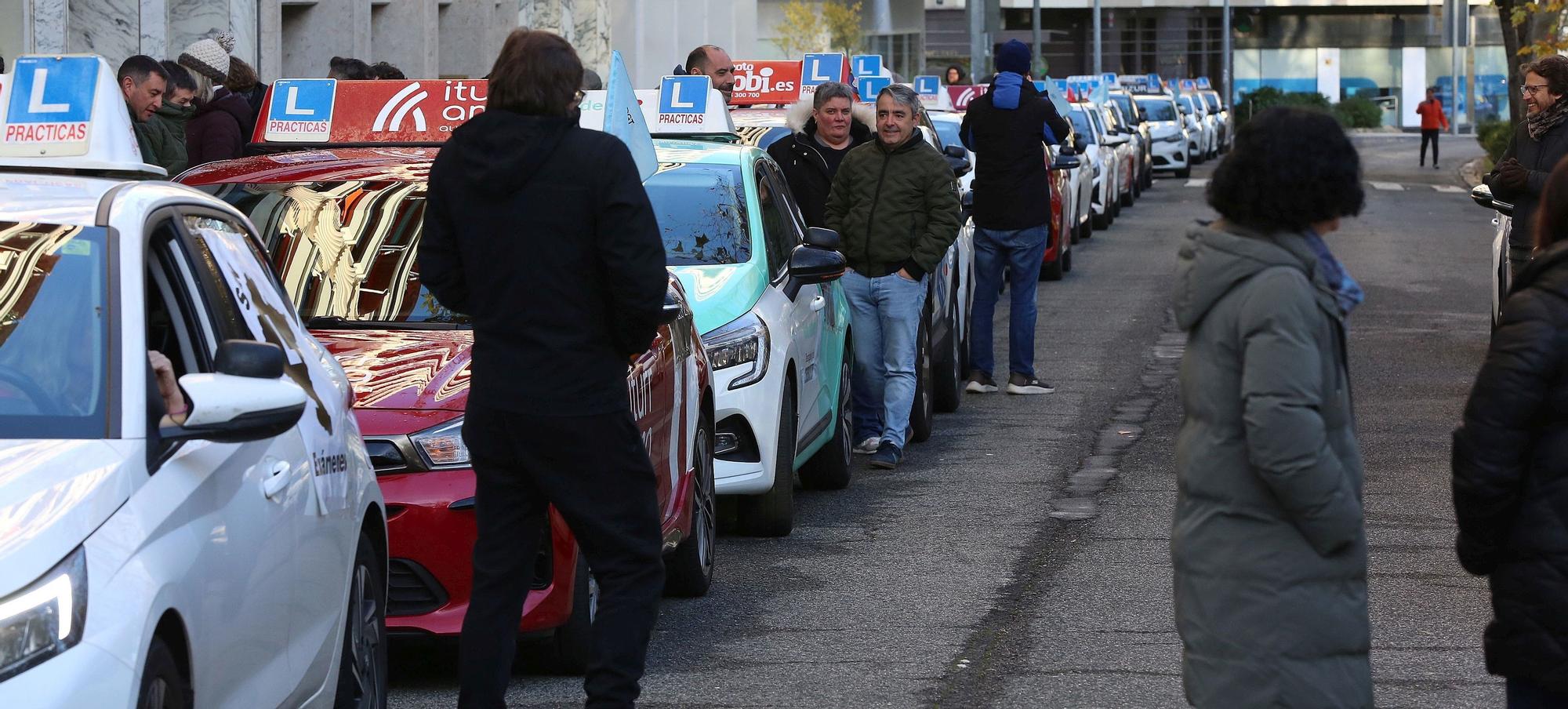 Fotos de la marcha de coches de autoescuelas en protesta por la falta de examinadores