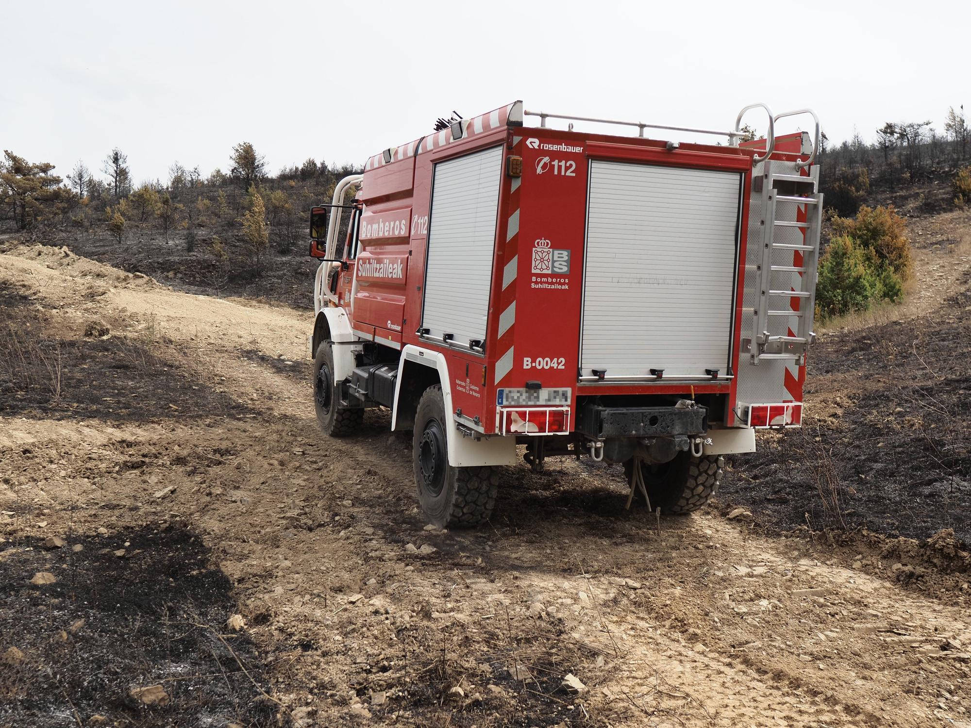Fotos de las labores de extinción del incendio en Urraúl Alto, Urrulgaine
