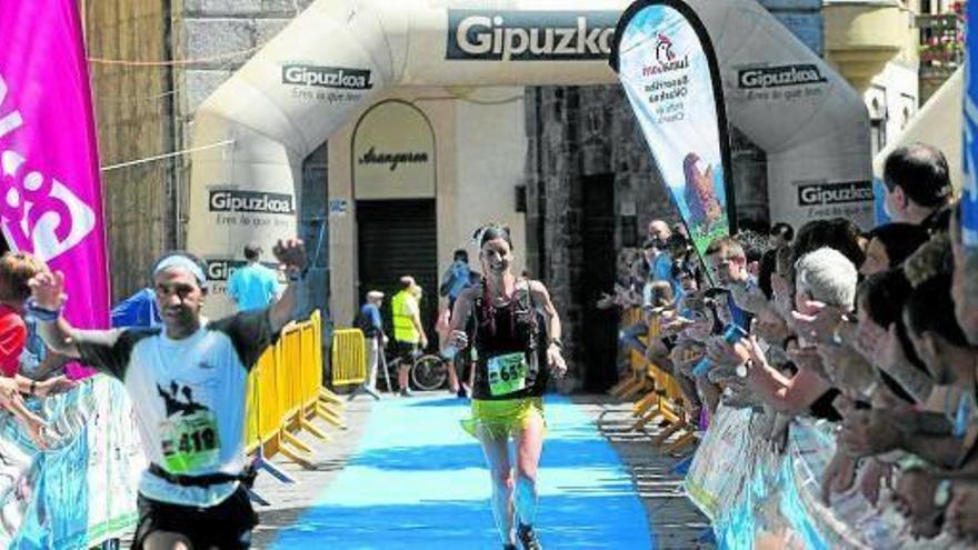 Dos corredores llegan a la meta de Tolosa en la carrera del año pasado.