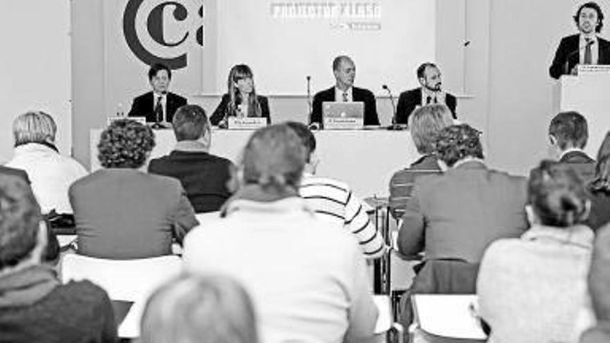 Los ponentes de la jornada, con los asistentes.