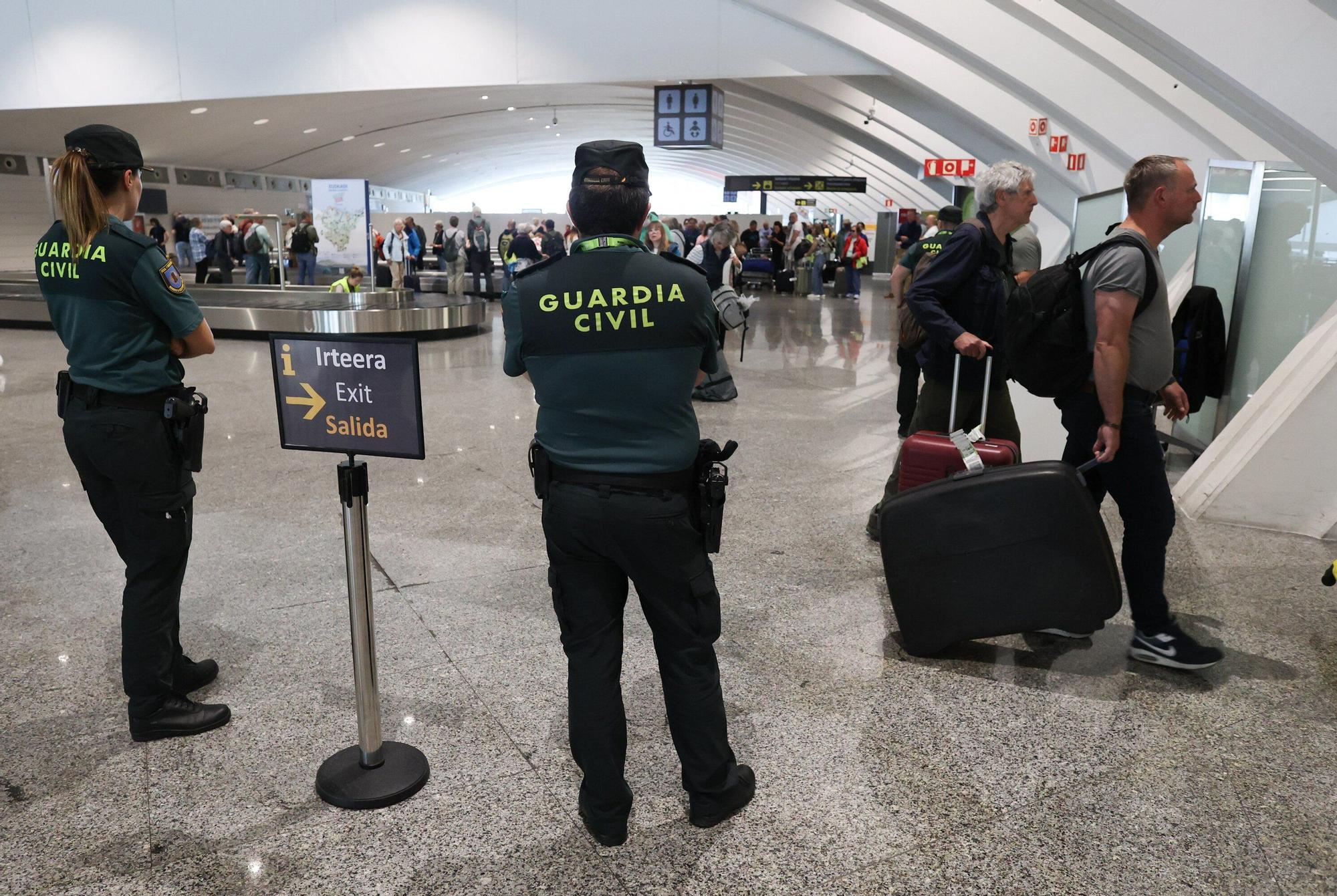 En imágenes: Aduanas, el filtro silencioso en el aeropuerto de Bilbao