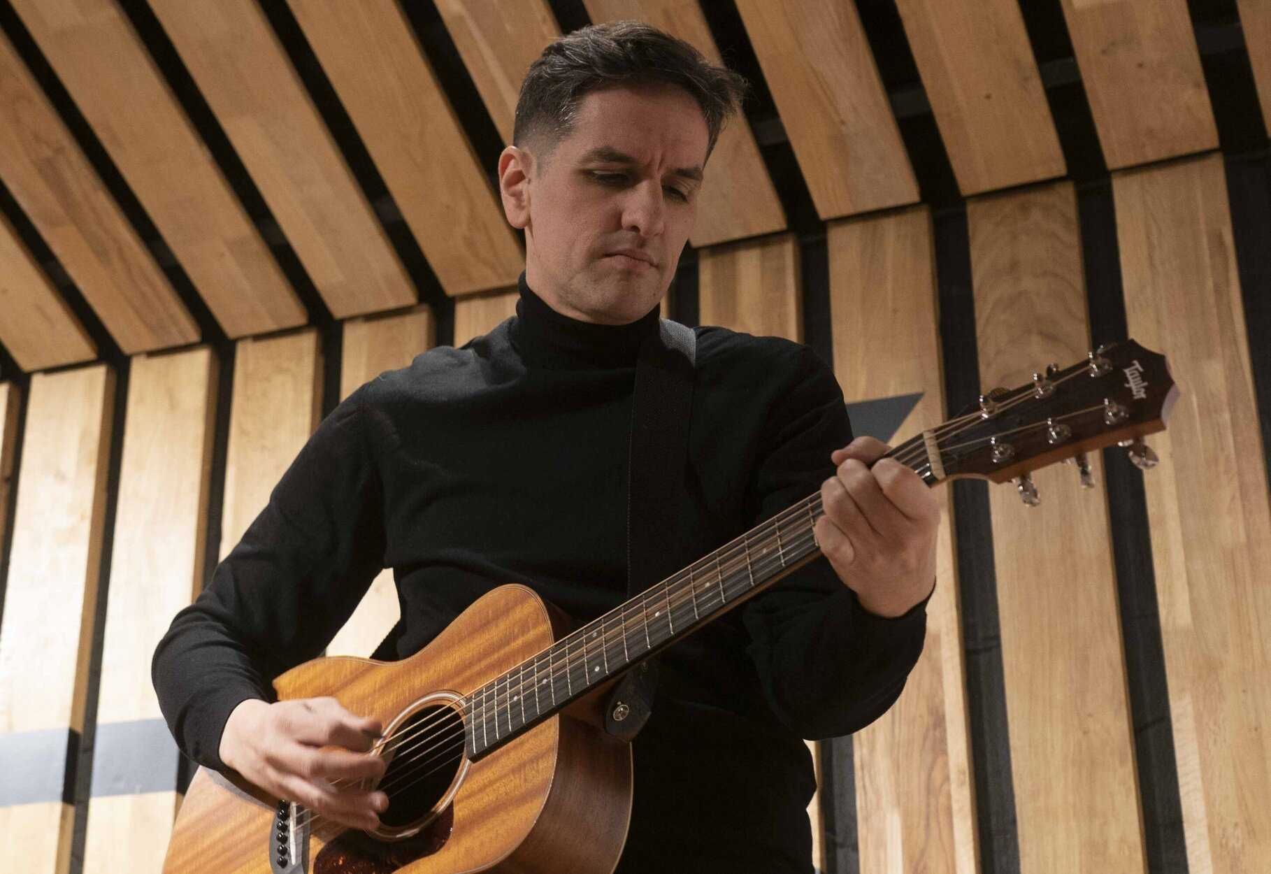 Jon Basaguren, líder de la banda gasteiztarra, con un ejemplar de su nuevo disco, presentado en Izaskun Arrue Kulturgunea.