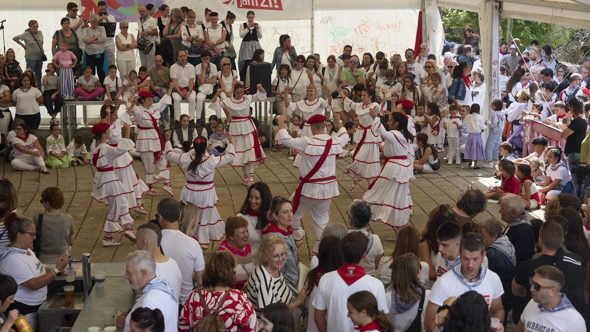 El grupo Txori Zuri atrajo todas las miradas durante sus dantzas.