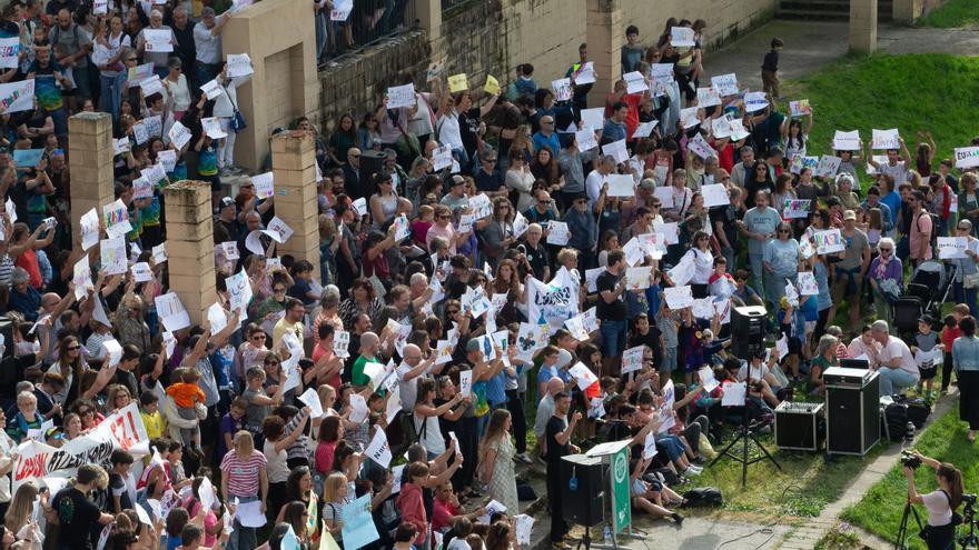 Pello Reparaz y Jagoba Arrasate, entre los 150 firmantes que piden a Gimeno reconsiderar el cierre "arbitrario" de aulas en ikastolas