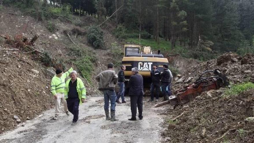 Trabajadores y representantes institucionales, ayer, junto al desprendimiento de Martirieta.