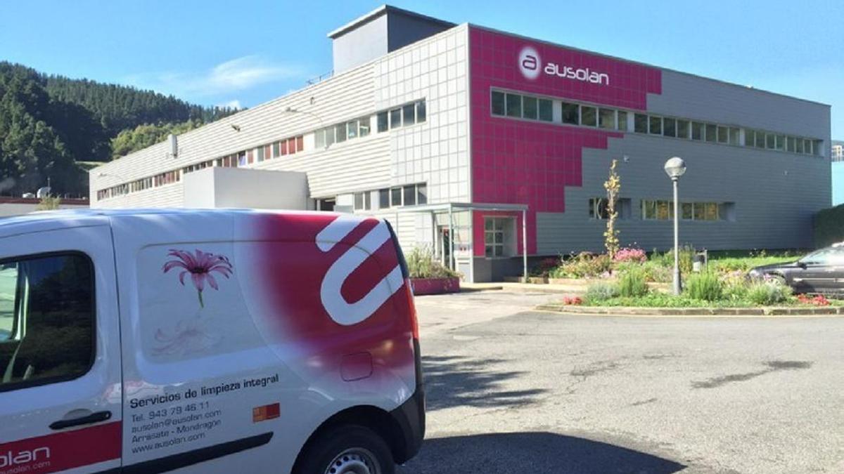 Una furgoneta de Auzo Lagun a las puertas de la sede