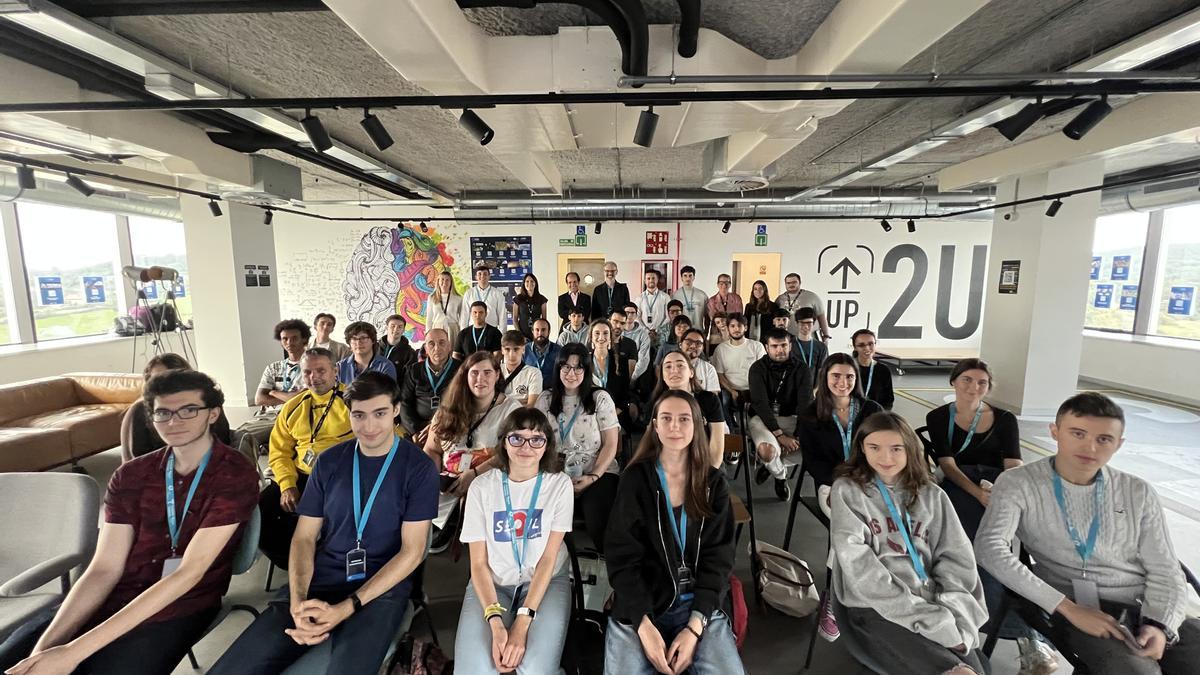 Los participantes del &#039;hackathon&#039; durante el acto de presentación celebrado esta tarde.