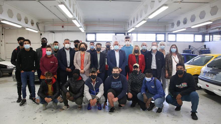 Autoridades, alumnos y docentes de una Escuela de Aprendices, en el centro Iturrondo.