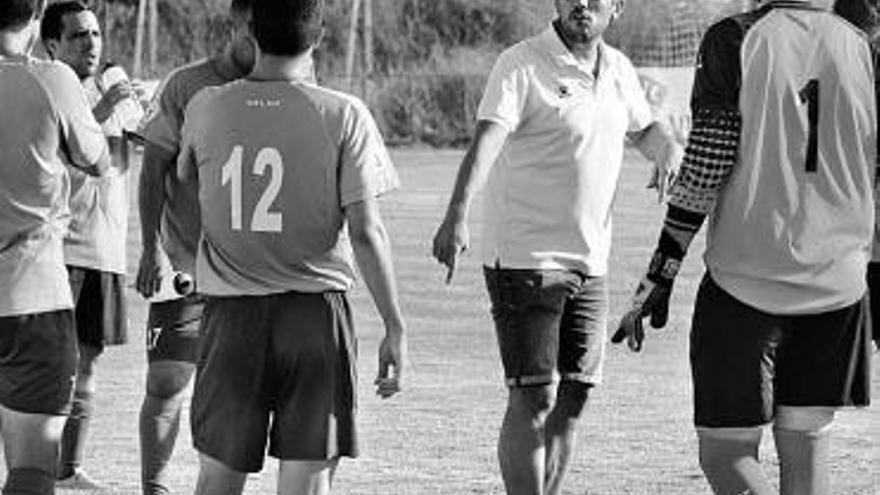 Arriazu da instrucciones a los jugadores del Lourdes.