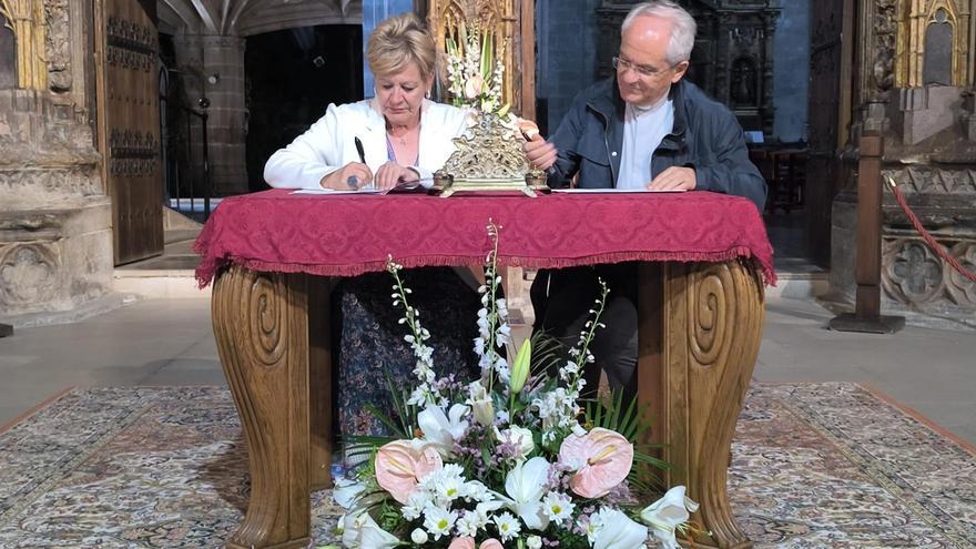 Guardiako Erregeen Andra Mariaren elizako ataria kontserbatzeko hitzarmena sinatu dute