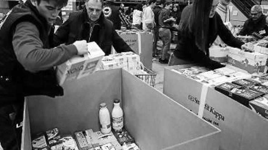 Voluntarios del BAN clasifican de los productos recolectados en la Gran Recogida de Alimentos.