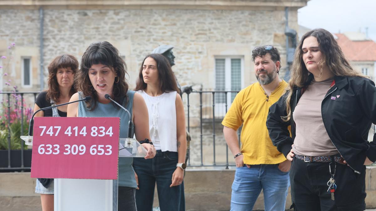 Izaro Arbe da lectura al comunicado este jueves. A la derecha de la imagen, Klaudia Ugarte, presidenta de Lumagorri.