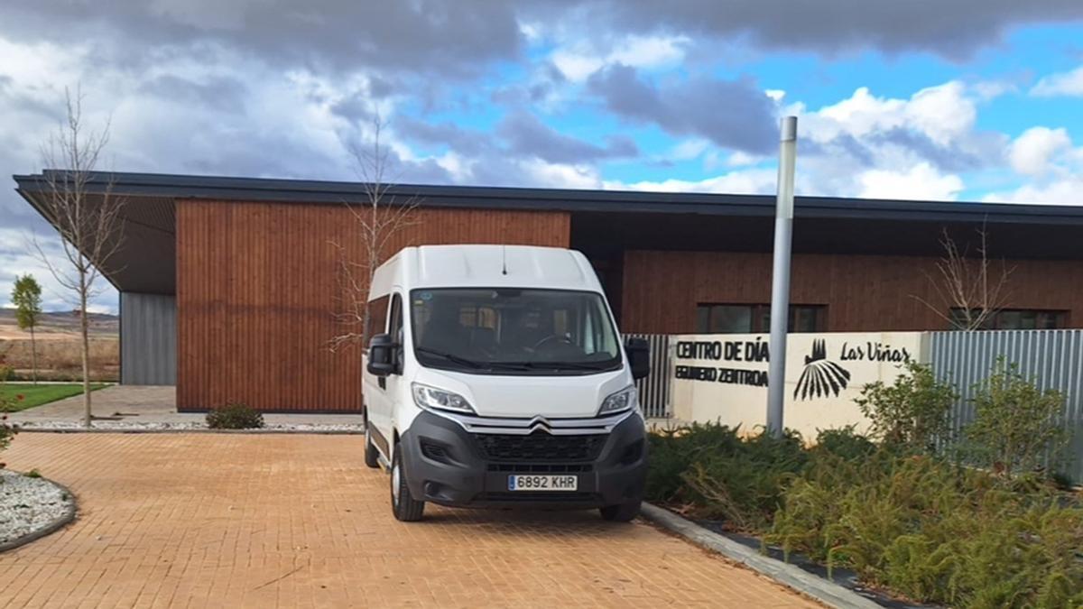 La furgoneta adaptada que han adquirido, junto al centro de día Las Viñas.